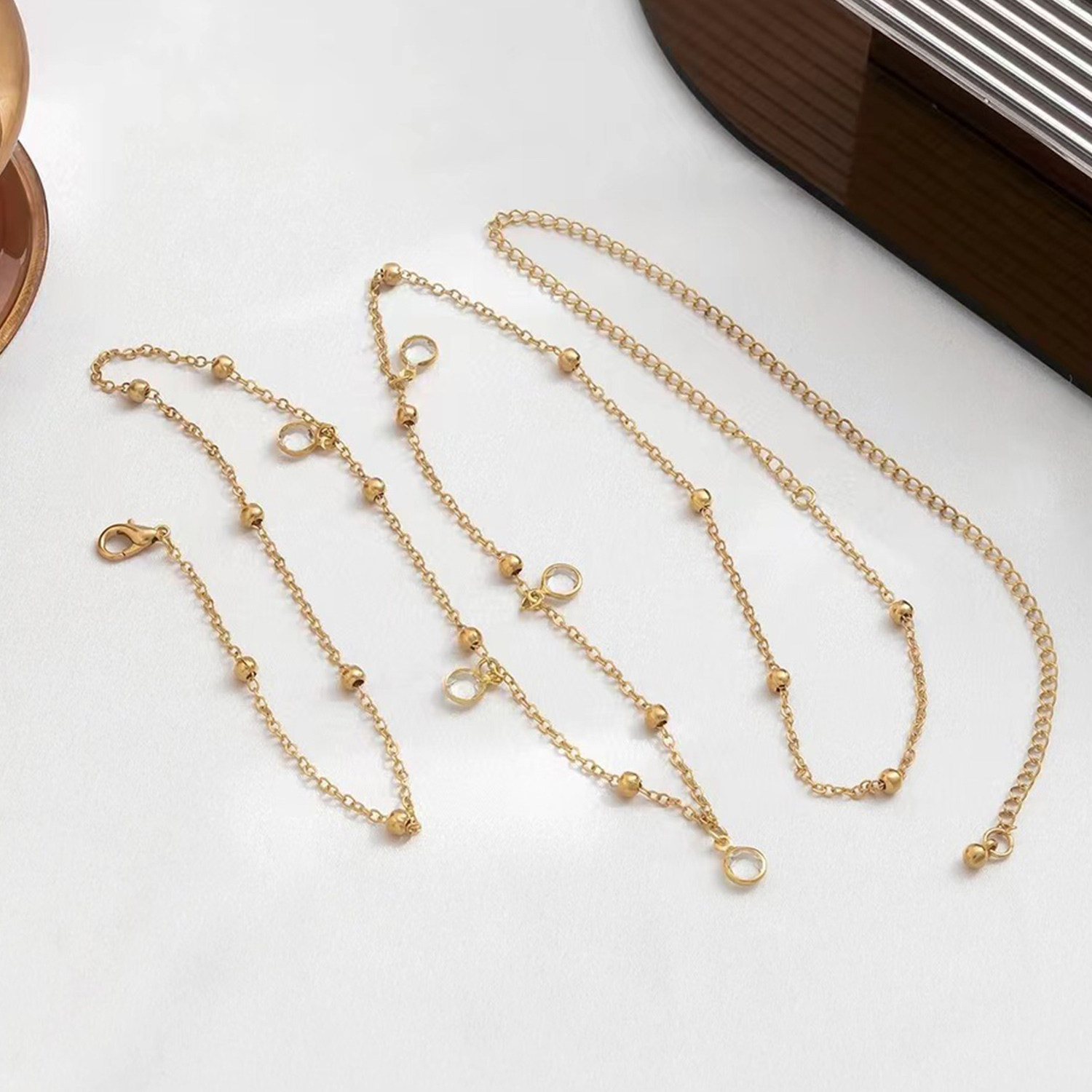Modny minimalizm łańcuszki na  – Body Jewelry By The Chain Gang recenzja i cena